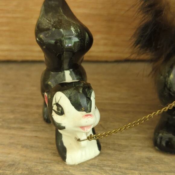 Vtg 1950s Kitschy Anthropomorphic Chained Skunk Family Mom with Fur and Babies - Picture 9 of 10